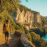 Les plus belles randonnées en Dordogne sentier au bord de la rivière