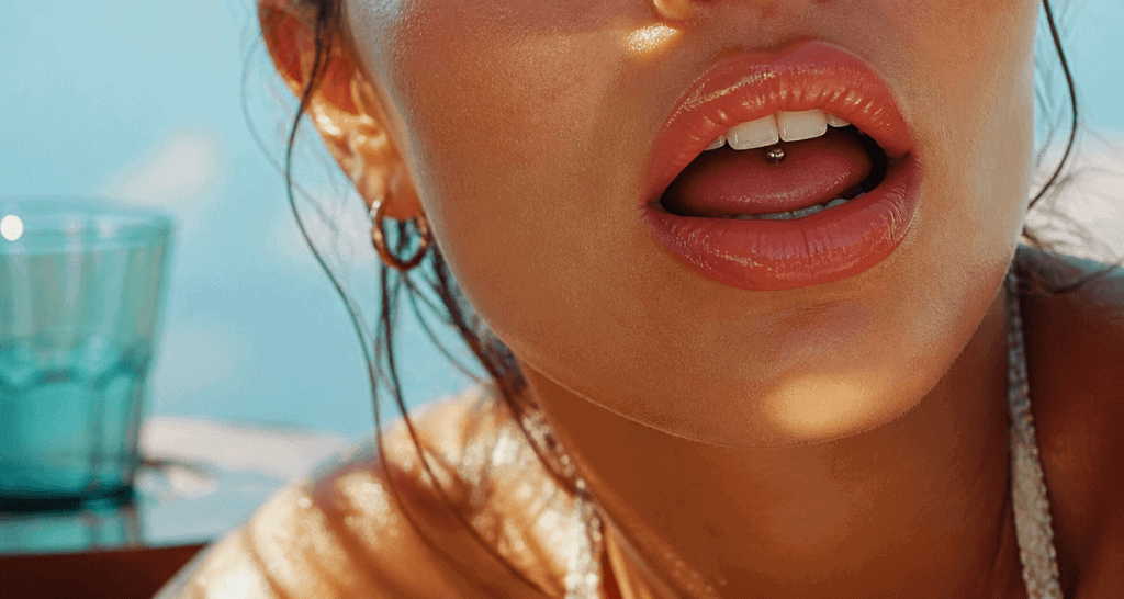 Piercing langue surface horizontal sur femme moderne