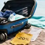 Bagagerie pas cher : valise cabine durable bleu ouverte, étiquette de promo visible