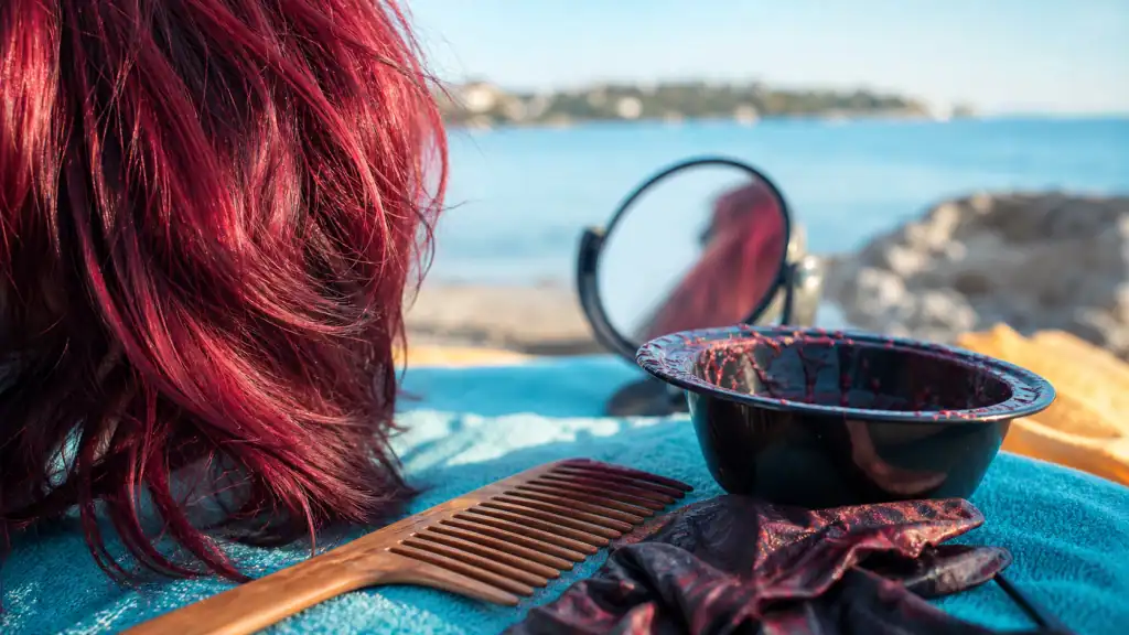 Cheveux rouge cerise brillants, reflets et nuance selon le teint