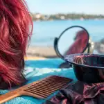 Cheveux rouge cerise brillants, reflets et nuance selon le teint