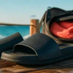 Claquette noir homme : claquettes noires sur terrasse près de l’eau