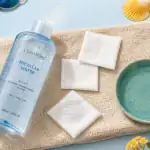 Eau micellaire c’est quoi : fonctionnement et usages, photo flacon et cotons