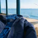 Forest land avis : doudoune déperlante bleue dans un café au bord de l’eau