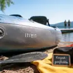 Kayak itiwit gonflable sur le lac, près d’un ponton