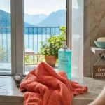 Douche le matin ou le soir : serviette et produits en salle de bain