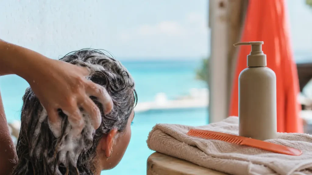 Racines luisantes, cuir chevelu sensible : choisir le bon shampoing pour cheveux gras