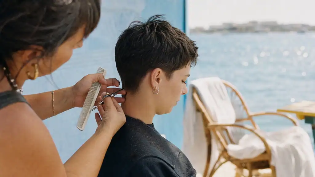 Taper pixie : coiffeuse ajuste une coupe courte effilée volumisante