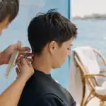 Taper pixie : coiffeuse ajuste une coupe courte effilée volumisante
