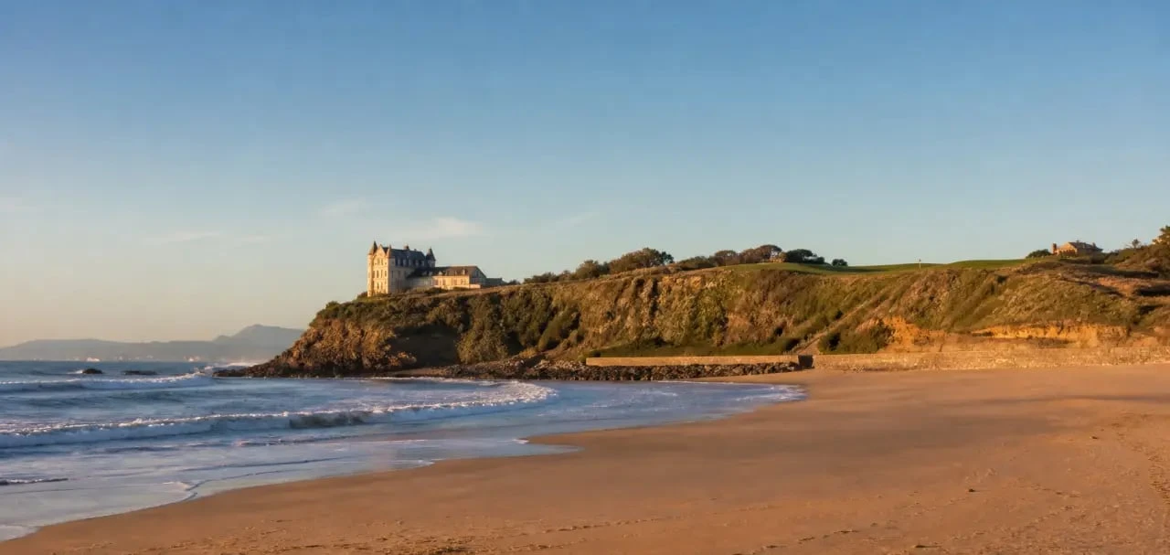 Plage d'Ilbarritz à Bidart avec le château d'Ilbarritz et la côte basque en panorama