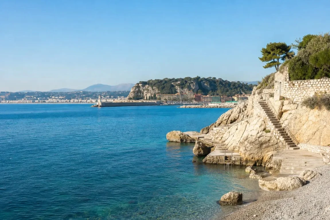 Plage de la Réserve à Nice : crique rocheuse avec vue sur le port et le Mont Boron