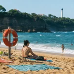 Plage de la chambre d’amour à Anglet, Pavillon Bleu, vue Cap Saint-Martin et phare