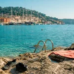 Plage de la réserve à Nice : échelle depuis les rochers vers l’eau claire