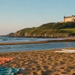 Plage d'ilbarritz au coucher du soleil, sable et surf vers l’océan