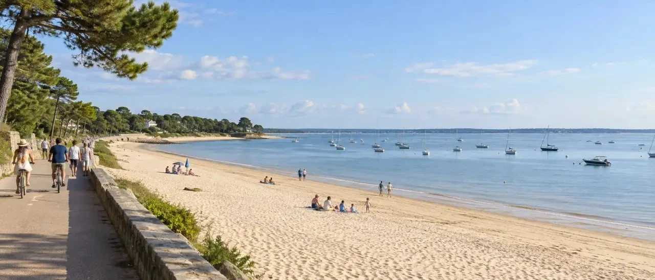 Plage Arcachon Pereire avec promenade et vue sur le Bassin d’Arcachon