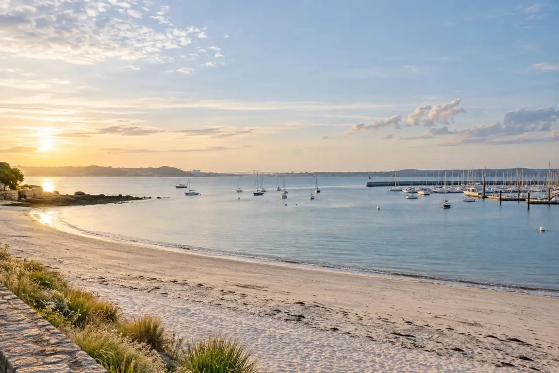 Plage du Moulin Blanc à Brest avec la rade et les voiliers