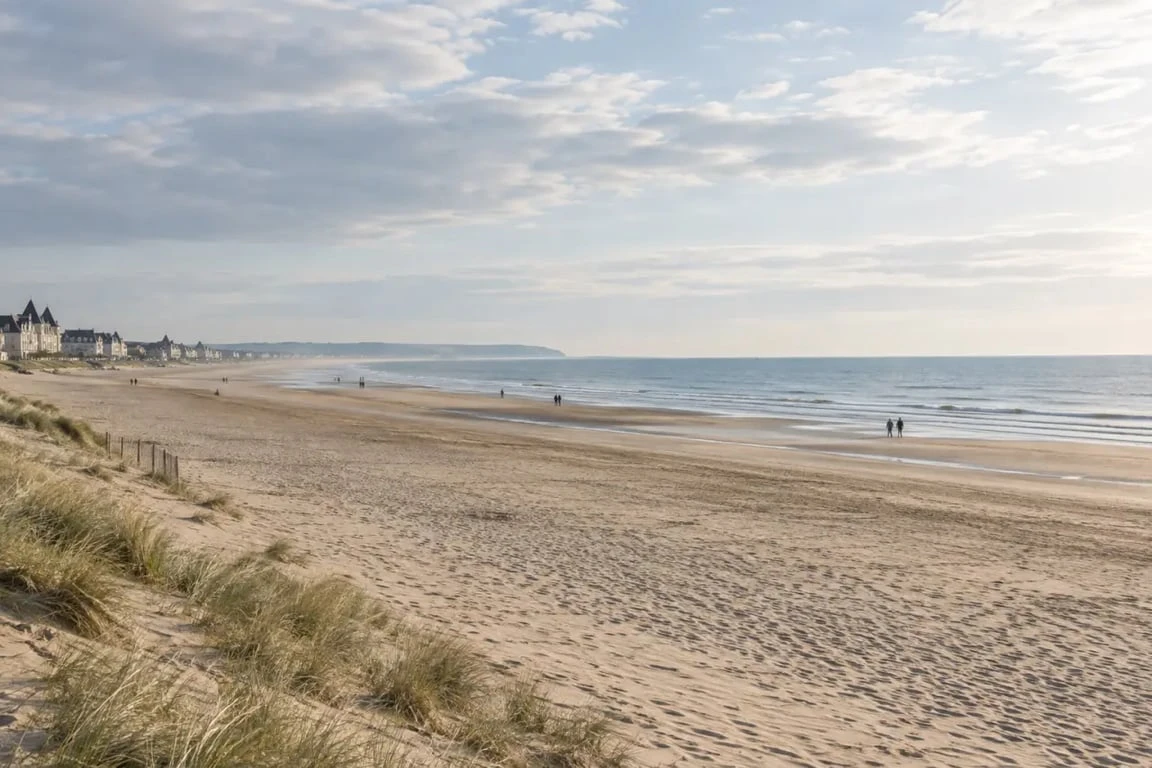 Plage de Ouistreham Riva-Bella avec son sable fin et son front de mer