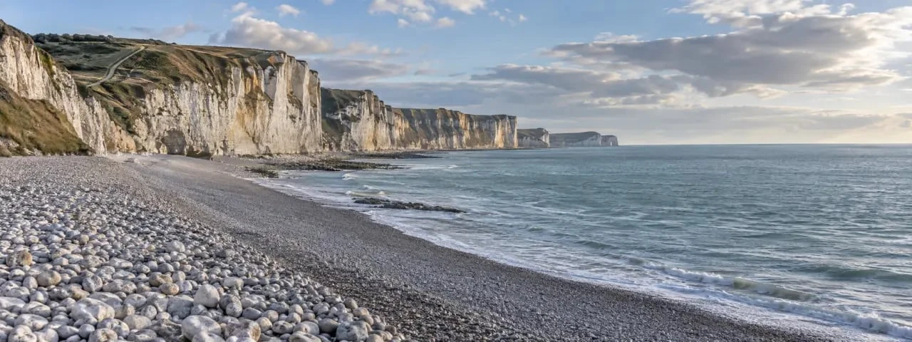 Plage d’Antifer entre galets, falaises et mer sur la côte d’Albâtre