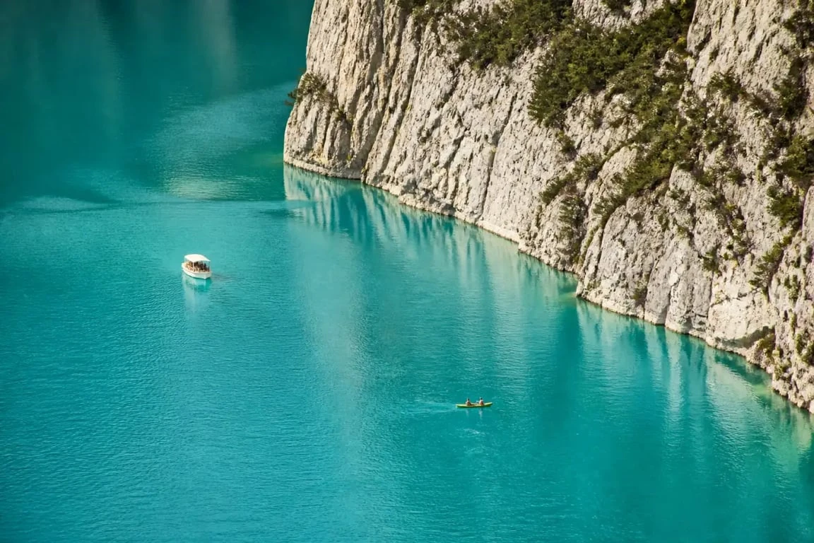 Activités nautiques Verdon sur le lac de Sainte-Croix entre canoë et bateau électrique