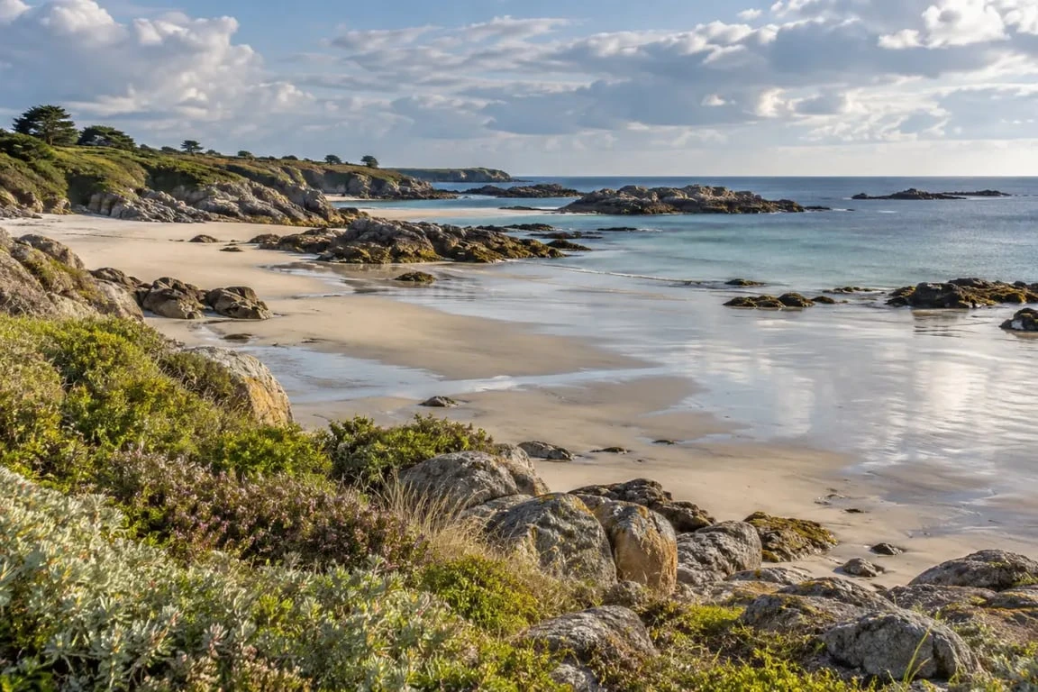 Plage de Tahiti à Névez en Bretagne entre falaises, sable fin et sentier côtier