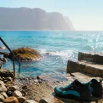 Plage de l'arène à Cassis : galets, rochers humides et eau turquoise