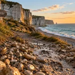 Plage d’Antifer : falaises crayeuses et galets au golden hour